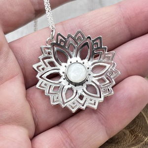 Gyöngyház mandala nyaklánc - ékszer - nyaklánc - medál - Meska.hu Gyöngyház mandala nyaklánc - ékszer - nyaklánc - medál - Meska.hu