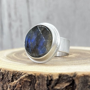 Ezüst gyűrű labradorittal - ékszer - gyűrű - szoliter gyűrű - Meska.hu Ezüst gyűrű labradorittal - ékszer - gyűrű - szoliter gyűrű - Meska.hu