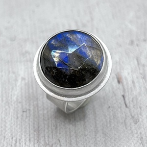 Ezüst gyűrű labradorittal - ékszer - gyűrű - szoliter gyűrű - Meska.hu Ezüst gyűrű labradorittal - ékszer - gyűrű - szoliter gyűrű - Meska.hu