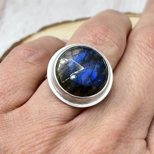 Ezüst gyűrű labradorittal - ékszer - gyűrű - szoliter gyűrű - Meska.hu Ezüst gyűrű labradorittal - ékszer - gyűrű - szoliter gyűrű - Meska.hu