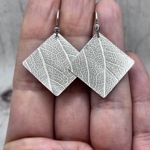 Levélerezet mintás ezüst fülbevaló - ékszer - fülbevaló - lógó fülbevaló - Meska.hu