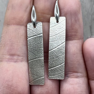 Levélerezet mintás ezüst fülbevaló, hosszú - ékszer - fülbevaló - lógó fülbevaló - Meska.hu