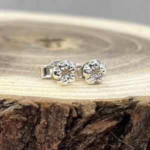 Mini virág ezüst bedugós fülbevaló - ékszer - fülbevaló - pötty fülbevaló - Meska.hu