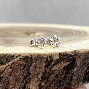 Mini virág ezüst bedugós fülbevaló - Meska.hu