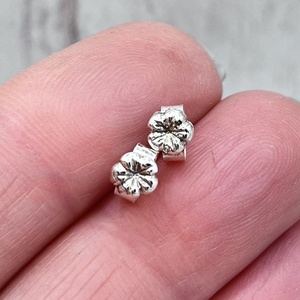 Mini virág ezüst bedugós fülbevaló - ékszer - fülbevaló - pötty fülbevaló - Meska.hu
