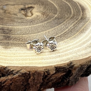 Mini virág ezüst bedugós fülbevaló - ékszer - fülbevaló - pötty fülbevaló - Meska.hu