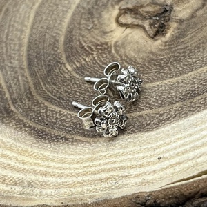 Virág ezüst bedugós fülbevaló - ékszer - fülbevaló - pötty fülbevaló - Meska.hu