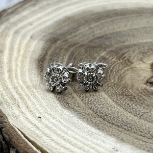 Virág ezüst bedugós fülbevaló - ékszer - fülbevaló - pötty fülbevaló - Meska.hu