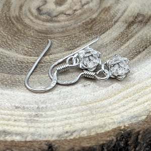 Kövirózsa ezüst fülbevaló - ékszer - fülbevaló - lógó fülbevaló - Meska.hu