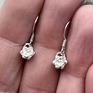 Kövirózsa ezüst fülbevaló - ékszer - fülbevaló - lógó fülbevaló - Meska.hu