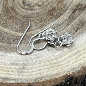 Kövirózsa ezüst fülbevaló - ékszer - fülbevaló - lógó fülbevaló - Meska.hu