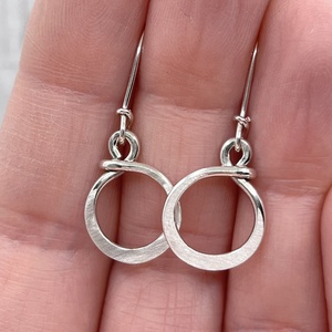 Ezüst hurok fülbevaló - ékszer - fülbevaló - lógó fülbevaló - Meska.hu