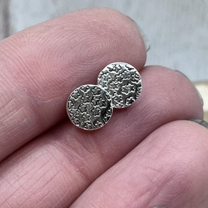 Virágos ezüst bedugós fülbevaló - ékszer - fülbevaló - pötty fülbevaló - Meska.hu