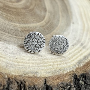 Virágos ezüst bedugós fülbevaló - ékszer - fülbevaló - pötty fülbevaló - Meska.hu