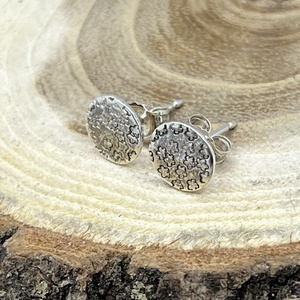 Virágos ezüst bedugós fülbevaló - ékszer - fülbevaló - pötty fülbevaló - Meska.hu