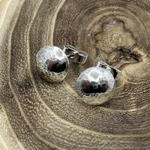 Domború korong ezüst bedugós fülbevaló - ékszer - fülbevaló - pötty fülbevaló - Meska.hu