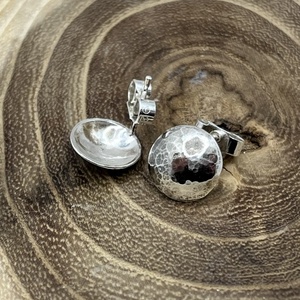 Domború korong ezüst bedugós fülbevaló - ékszer - fülbevaló - pötty fülbevaló - Meska.hu