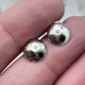 Domború korong ezüst bedugós fülbevaló - ékszer - fülbevaló - pötty fülbevaló - Meska.hu