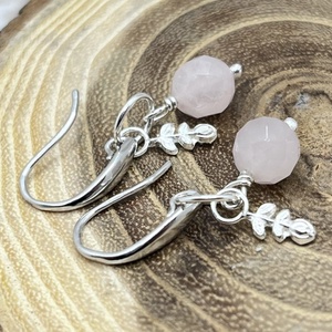 Rózsakvarc ezüst fülbevaló levélkével - ékszer - fülbevaló - lógó fülbevaló - Meska.hu