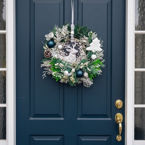 Szarvasos fenyőkoszorú - téli kopogtató - karácsony - karácsonyi lakásdekoráció - karácsonyi ajtódíszek - Meska.hu