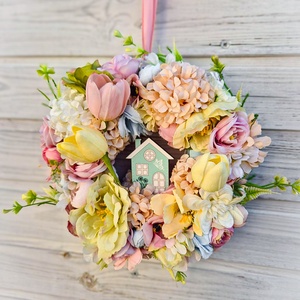 Tavaszi virágos ajtó kopogtató, Otthon & Életmód, Dekoráció, Ajtó- és ablak dekoráció, Ajtódísz & Kopogtató, Virágkötés, Otthon édes otthon
A pasztell tulipánok és a finom zöldek frissességet hoznak, a kis házikó pedig e..., MESKA