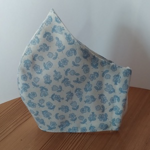 Akció! Textil szájmaszk - fehér alapon halványkék virág mintával, női és tini méretben -  - Meska.hu