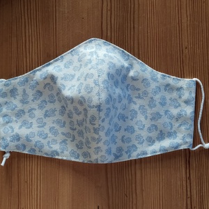 Akció! Textil szájmaszk - fehér alapon halványkék virág mintával, női és tini méretben -  - Meska.hu