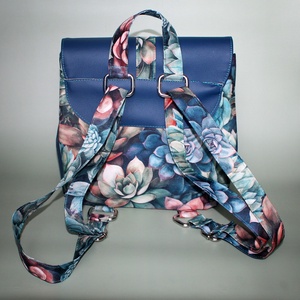 Nathalie hátizsák - kék műbőr/kövirózsák - táska & tok - hátizsák - kishátizsák - Meska.hu