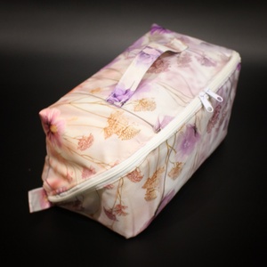 Binz neszesszer/nagy - pasztell lila virágos rózsaszín béléssel - táska & tok - neszesszer - Meska.hu