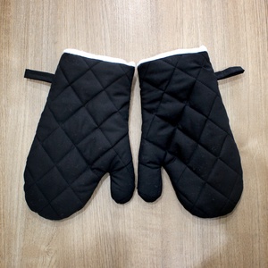 Fekete edényfogó kesztyű - otthon & életmód - konyhafelszerelés, tálalás - konyhai textil - edényfogó & edényfedő - Meska.hu