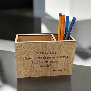 Gravírozott ceruzatartó, 2 rekesszel - otthon & életmód - papír, írószer - tolltartó & ceruzatekercs - Meska.hu