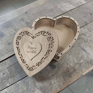 Egyedi gravírozott szív alakú doboz - esküvő - emlék & ajándék - doboz - Meska.hu