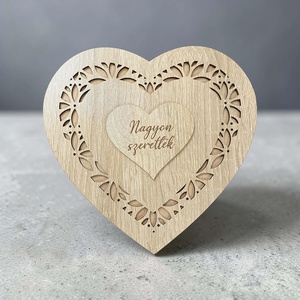 Egyedi gravírozott szív alakú doboz - esküvő - emlék & ajándék - doboz - Meska.hu