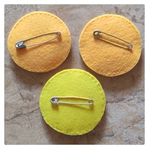 Napszemüveges smiley kitűző - ékszer - kitűző és bross - ruha & cipőklipsz - Meska.hu
