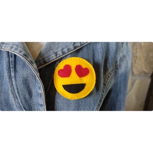 Szívecske szemű smiley kitűző, Ékszer, Kitűző és Bross, Ruha & Cipőklipsz, Varrás, MESKA
