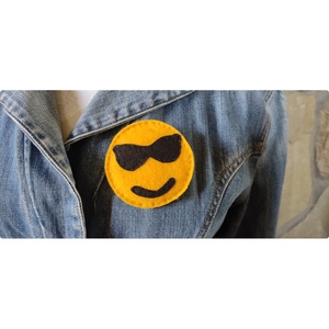 Napszemüveges smiley kitűző - ékszer - kitűző és bross - ruha & cipőklipsz - Meska.hu
