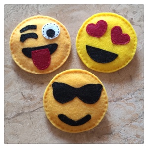 Napszemüveges smiley kitűző - ékszer - kitűző és bross - ruha & cipőklipsz - Meska.hu