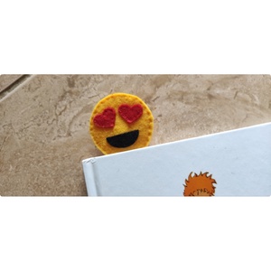 Szívecske szemű smiley könyvjelző  - könyv & zene - könyvjelző - Meska.hu