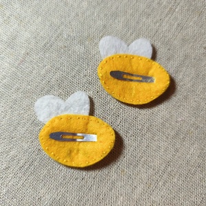 Csitt-csatt hajcsat - mini méhecskék (2 db) (2) - ruha & divat - hajdísz & hajcsat - hajdísz - Meska.hu