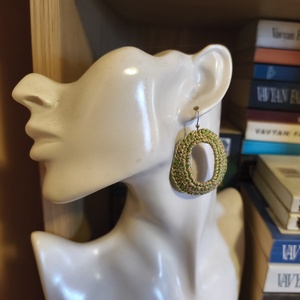 Horgolt ovális zöld-bézs fülbevaló  - ékszer - fülbevaló - lógó fülbevaló - Meska.hu