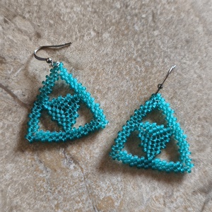 Gyöngy háromszög fülbevaló (102), Ékszer, Fülbevaló, Lógó fülbevaló, Gyöngyfűzés, gyöngyhímzés, MESKA