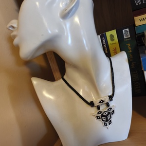 Gyöngy háromszög medál (105) - ékszer - nyaklánc - gyöngyös nyaklánc - Meska.hu