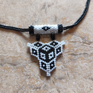 Gyöngy háromszög medál (105), Ékszer, Nyaklánc, Gyöngyös nyaklánc, Gyöngyfűzés, gyöngyhímzés, MESKA