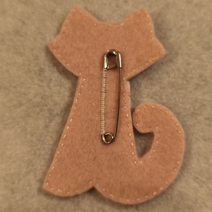 Cica kitűző (57) - ékszer - kitűző és bross - Meska.hu