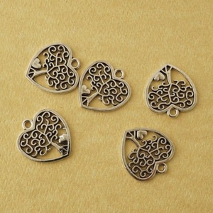 Antik bronz szív medál 1.7 x 1.8 cm, Kellékek & szerszámok, Gyöngyfűzés kellékek, Figurális gyöngyök, Ékszerkészítés, MESKA