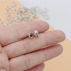 Távtartó gyöngy virág 0.7 cm ezüs - kellékek & szerszámok - gyöngyfűzés kellékek - figurális gyöngyök - Meska.hu