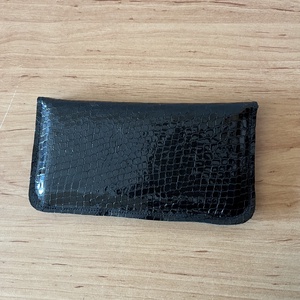 Kígyóbőrmintás fekete bőr telefontok köves dísszel - táska & tok - pénztárca & más tok - telefontok - Meska.hu