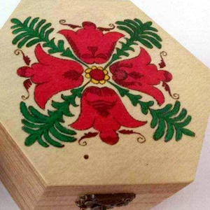 Virágmintás ajándékdoboz (nagy okta), Otthon & Életmód, Dekoráció, Asztal és polc dekoráció, Díszdoboz, Gravírozás, pirográfia, Festett tárgyak, MESKA