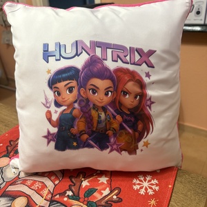 K pop , Démonvadászok párna, Otthon & Életmód, Babaszoba, gyerekszoba, Gyerek díszpárna, Decoupage, transzfer és szalvétatechnika, Ha szeretnél egy KPop párnát akkor ez a tökéletes ajándék! 
A párna hátulja plüss rózsaszín! 

, MESKA