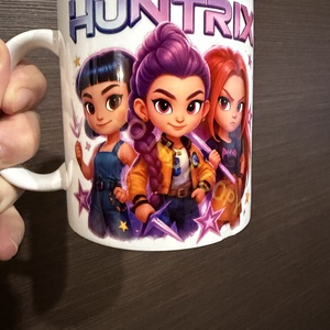 Kpop Démonvadászok bögre, Otthon & Életmód, Konyhafelszerelés, tálalás, Tálalás, Bögre & Csésze, Decoupage, transzfer és szalvétatechnika, Ha Kpop rajongó vagy akkor ez a tökéletes ajándék! 
A bögre anyaga kerámia. , MESKA